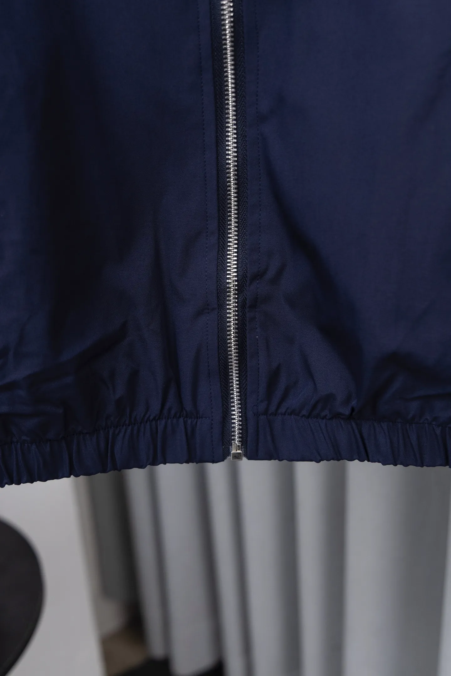 P330 Model number: M018 (original replica) The top version of Ralph Lauren second-hand jacket. This Ralph Lauren second-hand jacket has a high usage rate in autumn and winter. The corduroy collar is very American retro and the denim shirt inside is the Brokeback Mountain outfit that was very popular last year. The inner stripe plaid is a perfect combination of temperature and trend. This is also an eternal classic that both boys and girls can wear. The fabric is really different from others. The new model is not as stiff as the old model. I think it is better to wear. It is 100% pure cotton. The hardness is just right and not that stiff!! This is this year’s upgrade, but I feel it is easier to wear. The embroidery on the chest is made of German Oman embroidery fiber with original data. The embroidery process is very particular. It uses Japanese Tajima machines to ensure the embroidery is exquisite and three-dimensional, which is what I said is different from the ones on the market. About the workmanship, the version is a loose version for both boys and girls!! The coat can be worn longer and is about to go out in October during the Mid-Autumn Festival. Retro will never go out of style. Color: khaki ~ black ~ navy blue size: S-XL S: bust 118, length 70, sleeve length 68, shoulder width 50 M: bust 122, length 72, sleeve length 69, shoulder width 51 L: bust 126, length 74, sleeve length 70, shoulder width 52 XL: Bust 130, length 76, sleeve length 71, shoulder width 53
